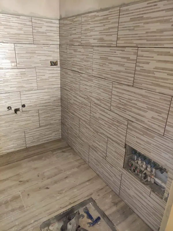 Posa di rivestimenti in un bagno – lavori Edil Driza