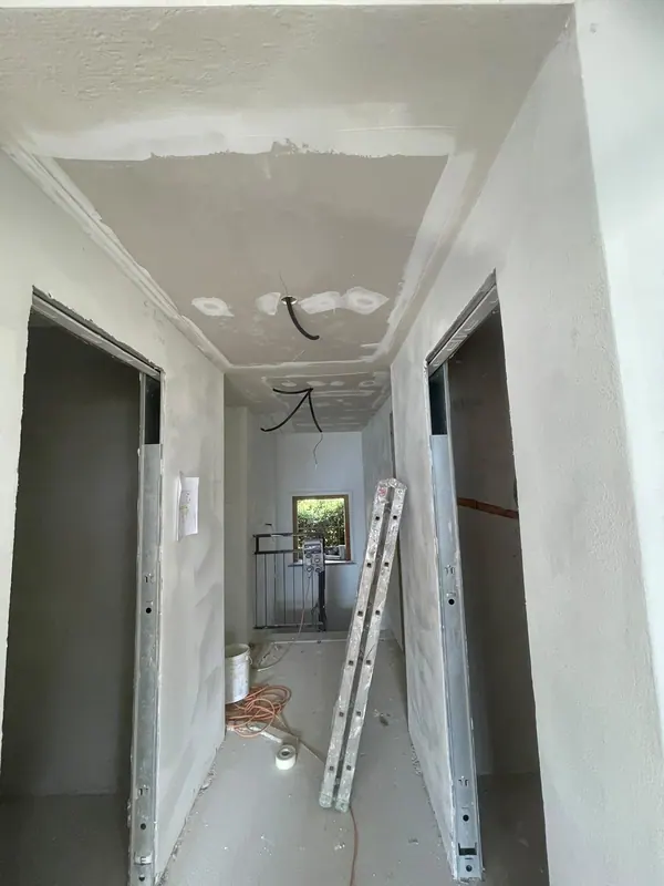 Rasatura e stuccatura di pareti e soffitto – lavori Edil Driza