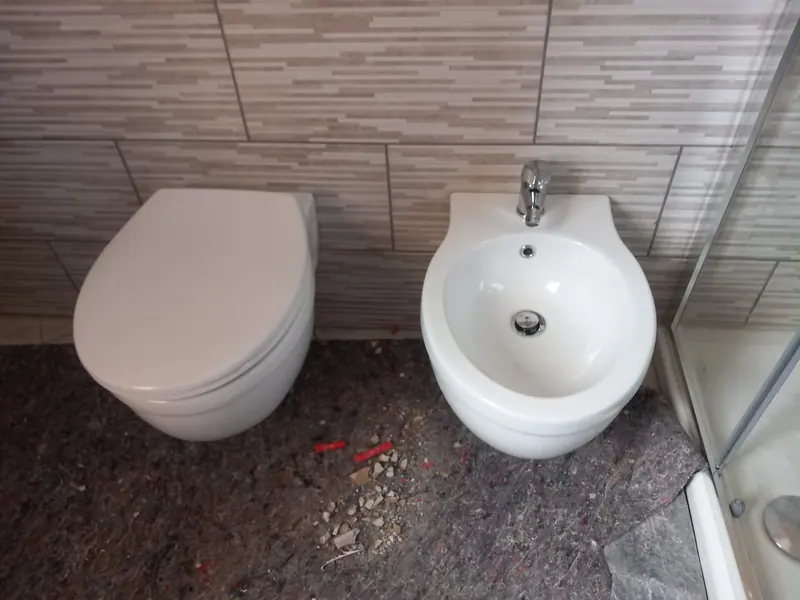 Bagno con sanitari sospesi e box doccia – lavori Edil Driza