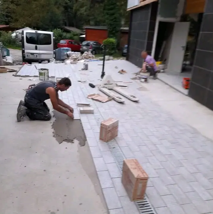 Posa di pavimentazione esterna con canalina di scolo – lavori Edil Driza
