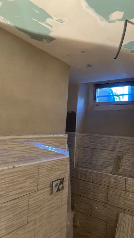 Rivestimento bagno con soffitto in cartongesso – lavori Edil Driza