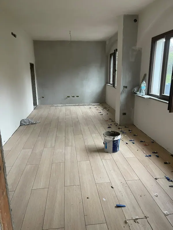 Posa di pavimento in gres effetto legno in soggiorno – lavori Edil Driza