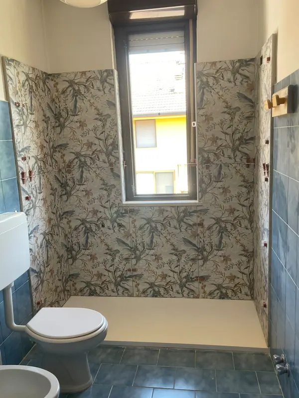 Rivestimento bagno con piastrelle decorative floreali – lavori Edil Driza