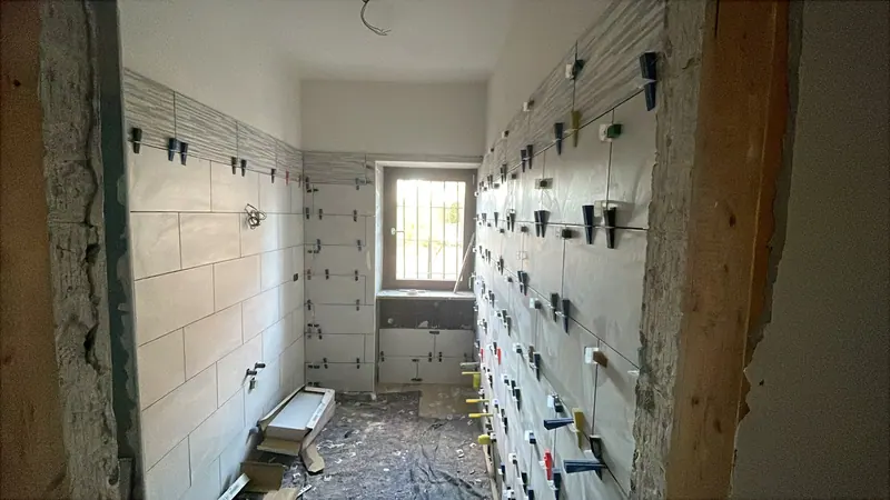 Rivestimento completo di bagno con piastrelle – lavori Edil Driza