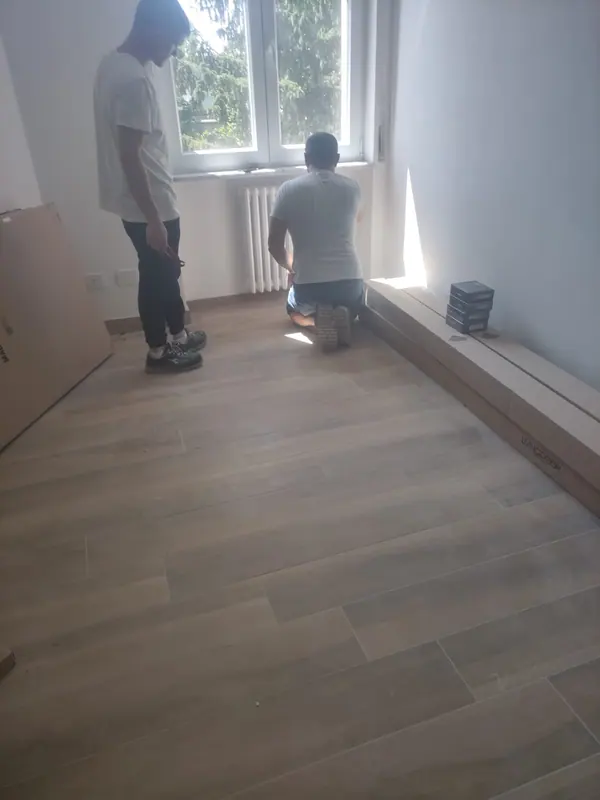Posa di pavimento in gres effetto legno – lavori Edil Driza