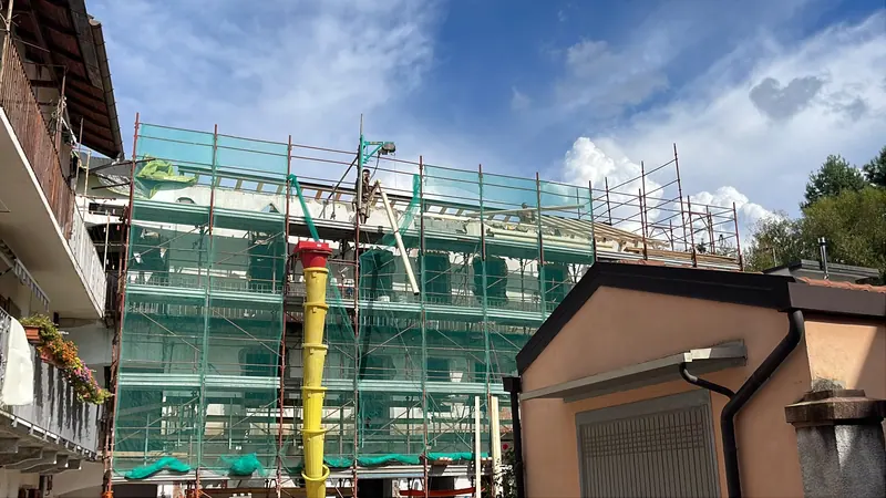 Ristrutturazione di facciata con ponteggi e rete – lavori Edil Driza