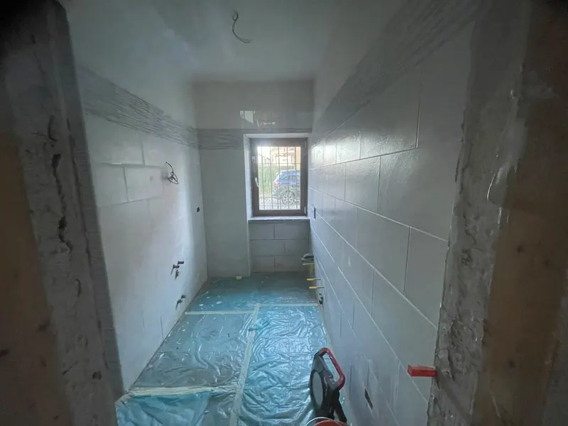 Posa di rivestimenti in bagno con fascia decorativa – lavori Edil Driza